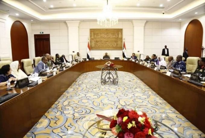 مجلس الأمن والدفاع يؤكد اصطفاف كافة مؤسسات الدولة في مواجهة المخططات التي تستهدف استقرار السودان وسلامته