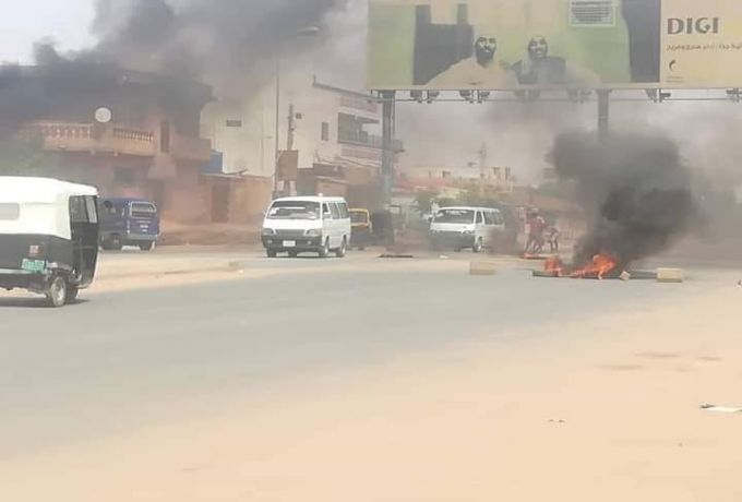 محتجون يحرقون الاطارات بالحاج يوسف الردمية بشرق النيل