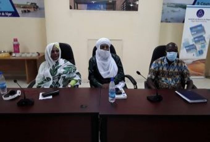 الدكتورة مريم الصادق وزيرة الخارجية تطلع على تجربة هيئة حوض النيجر