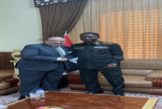 السفير المصري بالخرطوم يلتقي بعضو مجلس السيادة السوداني لمتابعة العلاقات بين البلدين