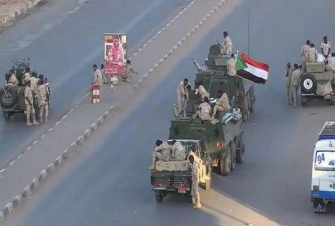 مراسلة العربية: عدد من الضباط في مقر سلاح المدرعات في الخرطوم يرفضون تسليم السلاح