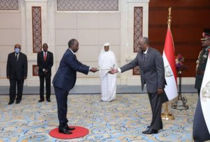 البرهان يتسلم أوراق إعتماد السفير الجيبوتى لدى السودان