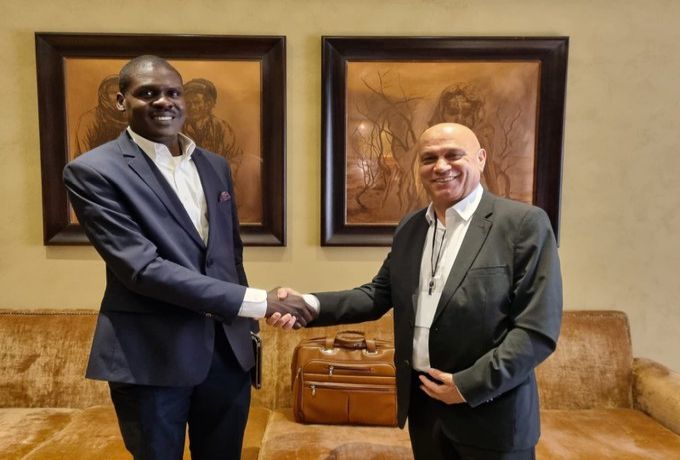 بالصورة : وزير العدل السوداني يلتقي بمسؤول اسرائيلي رفيع بالإمارات