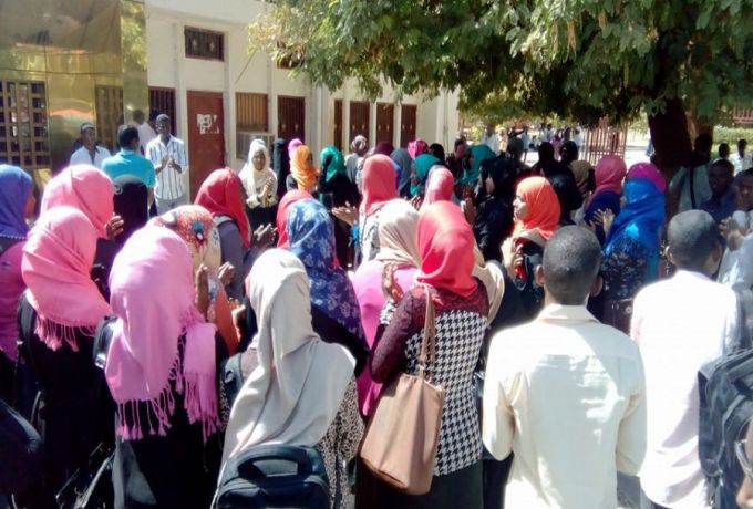 طلاب بجامعة السودان يتوعدون باستمرار الوقفات الاحتجاجية