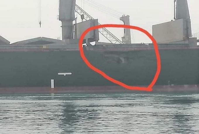 عاجل ..بالصور أحدهما تحمل نفطا.. اصطدام سفينتين بالميناء الشمالي في بورتسودان