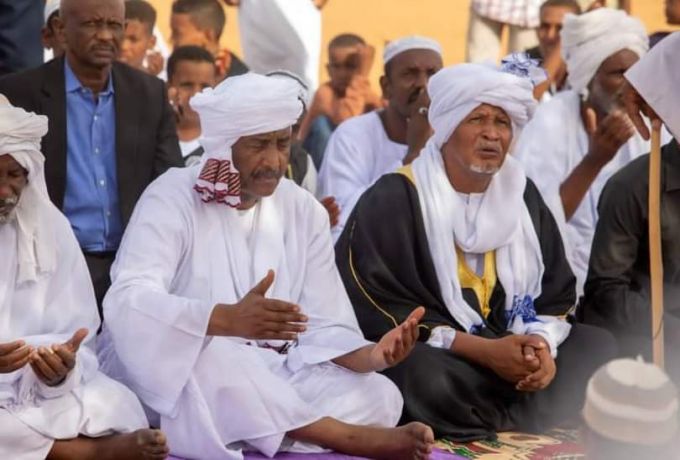 بالصور .. البرهان يؤدي صلاة العيد في منطقة “الزاكياب الشيخ الرفاعي”