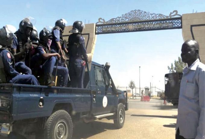 السودان.. بيان للشرطة يكشف عن مقتل مواطن واصابة (٢١) شرطى