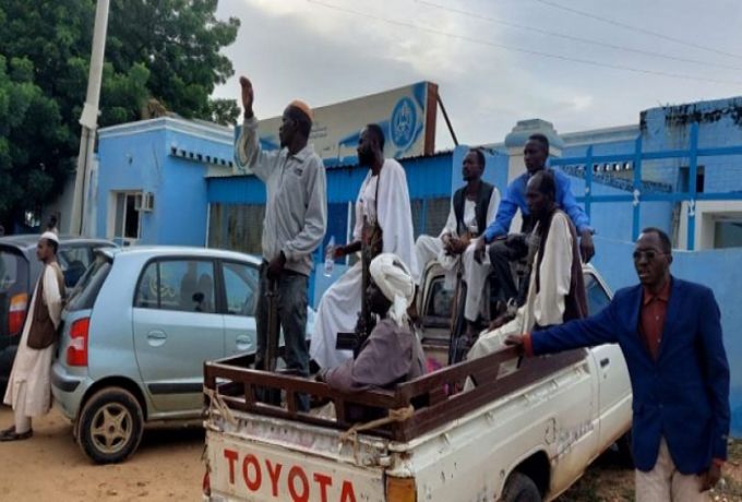 فزع أهلي مسلح من غرب كردفان أمام رئاسة شرطة شرق دارفور بعد مقتل تاجر
