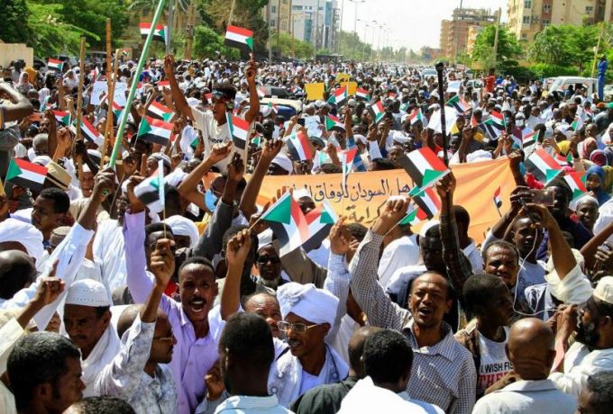 ميدل ايست اونلاين: إسلاميو السودان يعودون من المحاضن إلى الساحات..الفوضى تمثل للإخوان أفضل فرصة لاستعادة السيطرة على الشارع