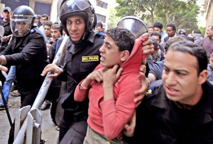 اعتقل في مصر بسبب الدعوة للمظاهرات