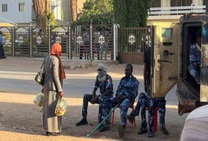 الخرطوم.. الشرطة السودانية تحاصر مقر نقابة المحامين وتمنع وصول الأغذية للمعتصمين داخلها