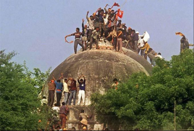 الهند تهدم مسجدا عمره (٥٠٠) عام بحجة توسعة طريق