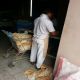 السعودية :عامل مخبز بجدة يرمي الرغيف تحت قدميه قبل تعبئتها